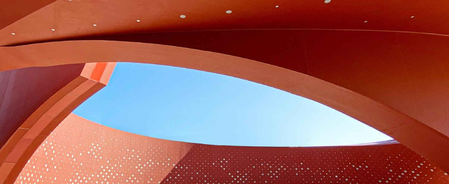 Abstrakte rot geschwungene Grafik mit blauem Zentrum