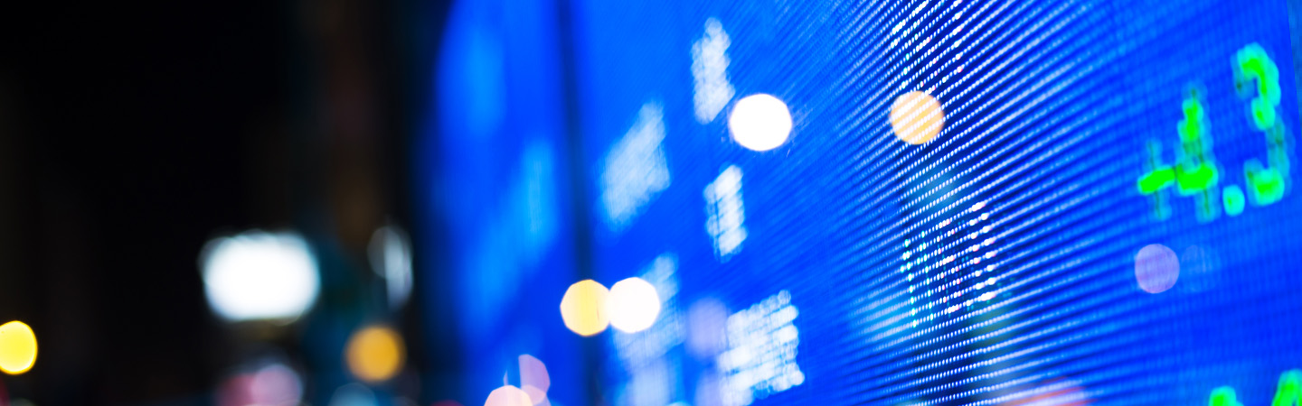 Monitorbildschirm mit Ziffern im Fokus
