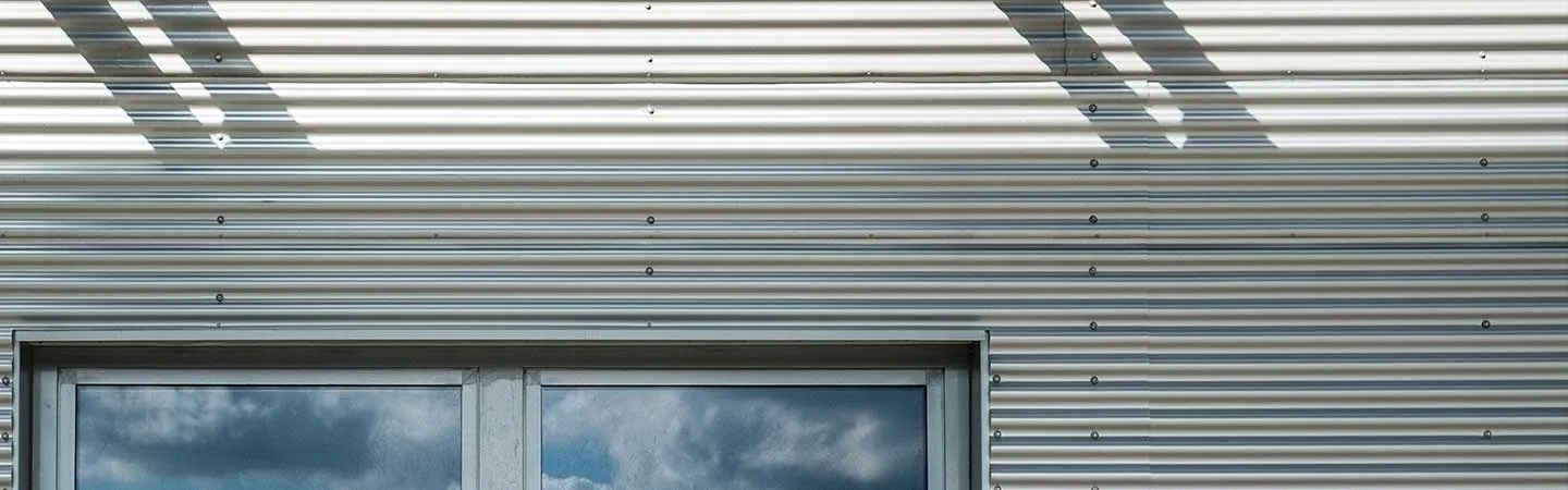 Aluminiumverkleidung und Fenster
