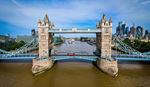 Luftaufnahme der London Bridge über der Themse von oben mit einer Drohne