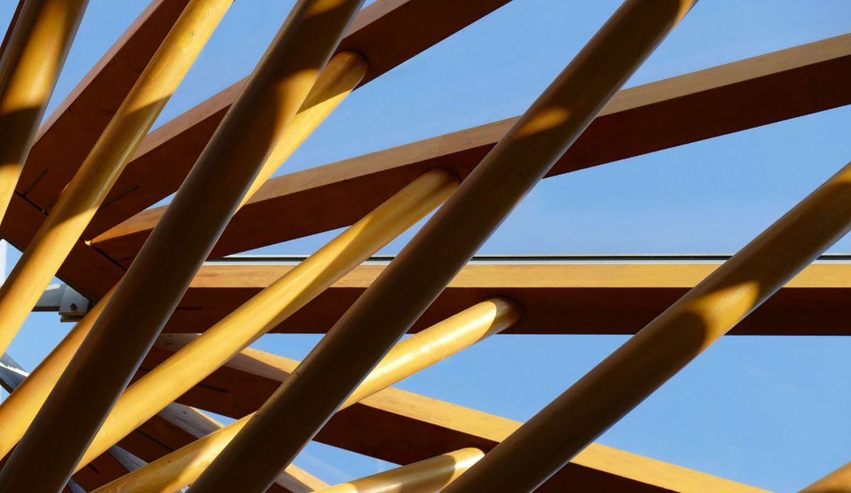 Ein großes Gebäude mit einer markanten Metallstruktur in seinem Design, das moderne architektonische Elemente zeigt.