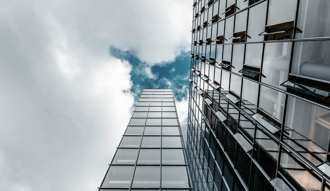 A tall skyscraper and a cloudy sky