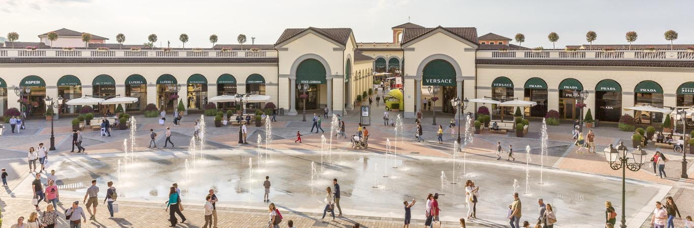 Outdoor shopping building