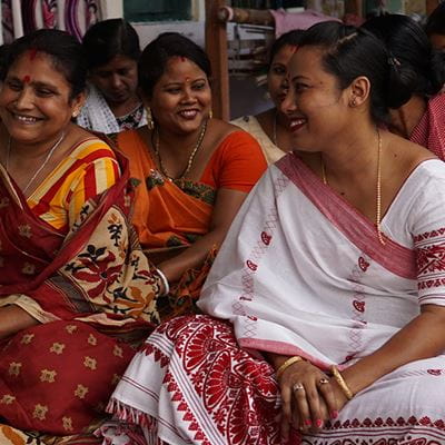 Donne indiane in sari che sorridono in gruppo