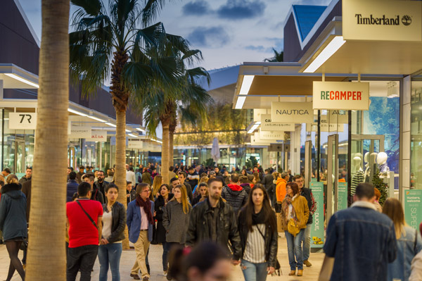 Folle di clienti nell'outlet di Viladecans