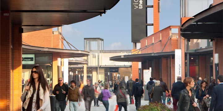 Shopping a Vicolungo The Style Outlets di Milano, Italia