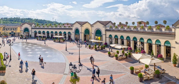 Fotografia esterna dello spazio pubblico e della fontana al Serravalle Designer Outlet