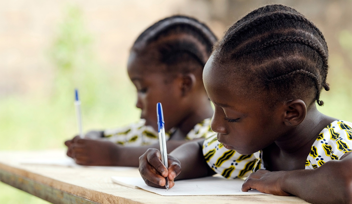 Bambini indiani sorridenti seduti su un pavimento
