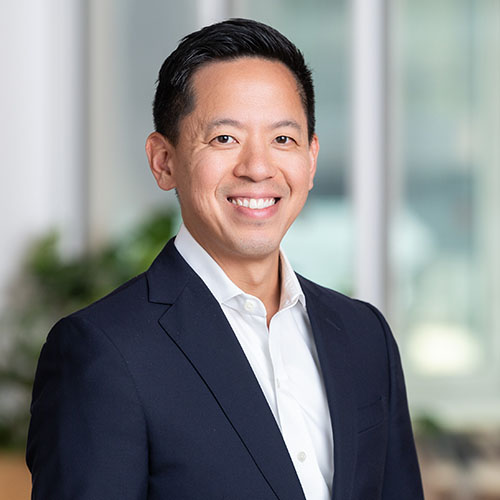 黒いスーツの男